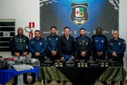 Entrega de novas armas na sede da Guarda Municipal contou com a presença do prefeito Helder Lazarotto