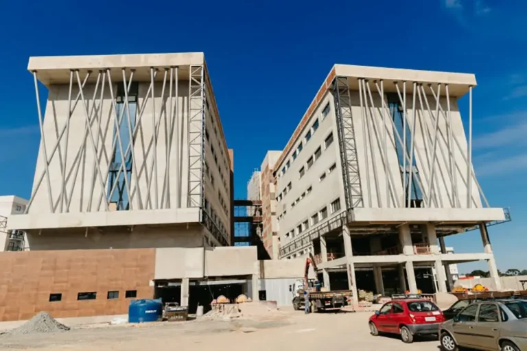 Estrutura principal do novo hospital alcança conclusão e avança para a fase de acabamentos internos