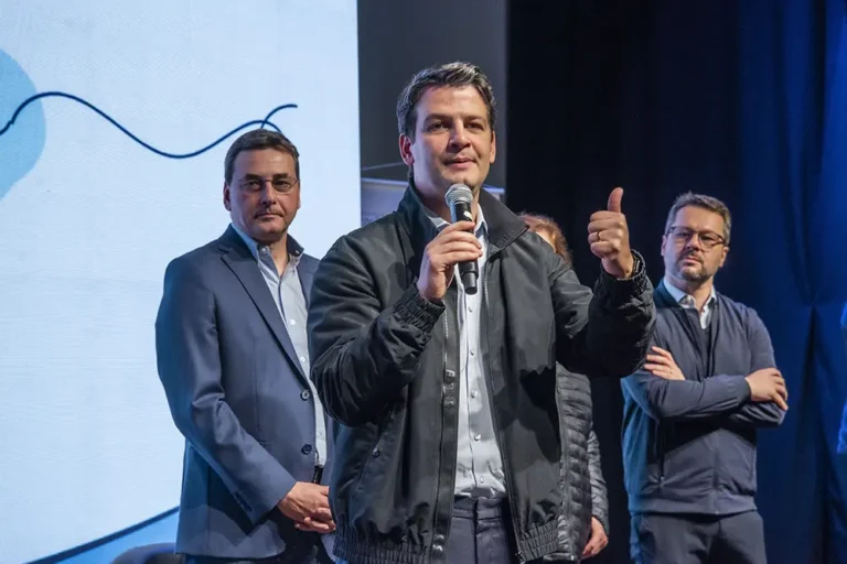 O prefeito Eduardo Pimentel fez questão de levar a notícia aos diretores de CMEIs, reunidos no Fórum Tecendo Saberes, da Educação Infantil