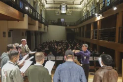 Crianças do Instituto Playing for Change participam de aula de canto gregoriano com maestros e coralistas em Curitiba
