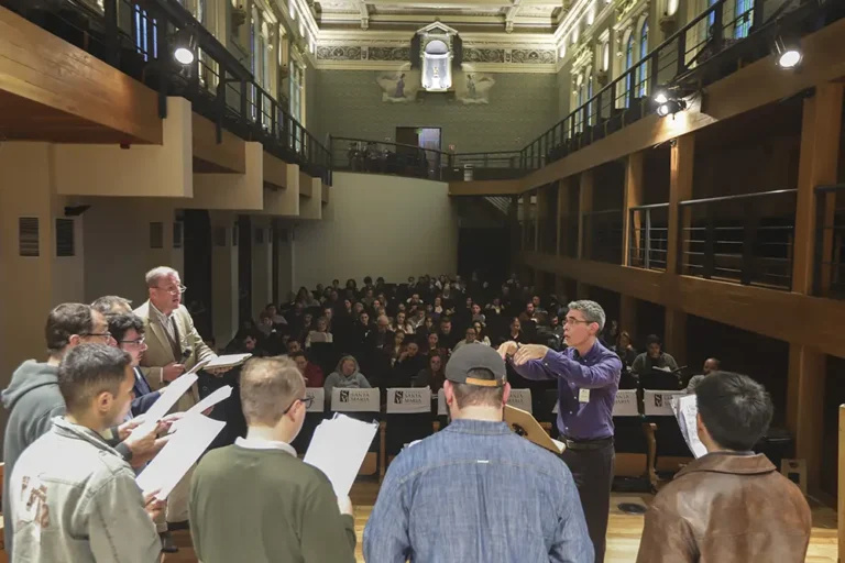 Crianças do Instituto Playing for Change participam de aula de canto gregoriano com maestros e coralistas em Curitiba