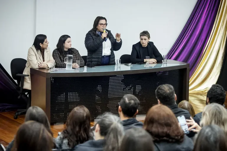 O evento, que ocorreu na sede da Secretaria de Educação, em Pinhais, contou com a presença da prefeita Rosa Maria e reuniu 130 profissionais