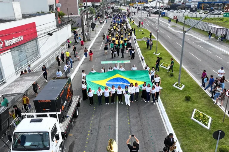 Cortejo cívico reuniu autoridades e milhares de moradores no Centro de Pinhais no dia 29 de agosto