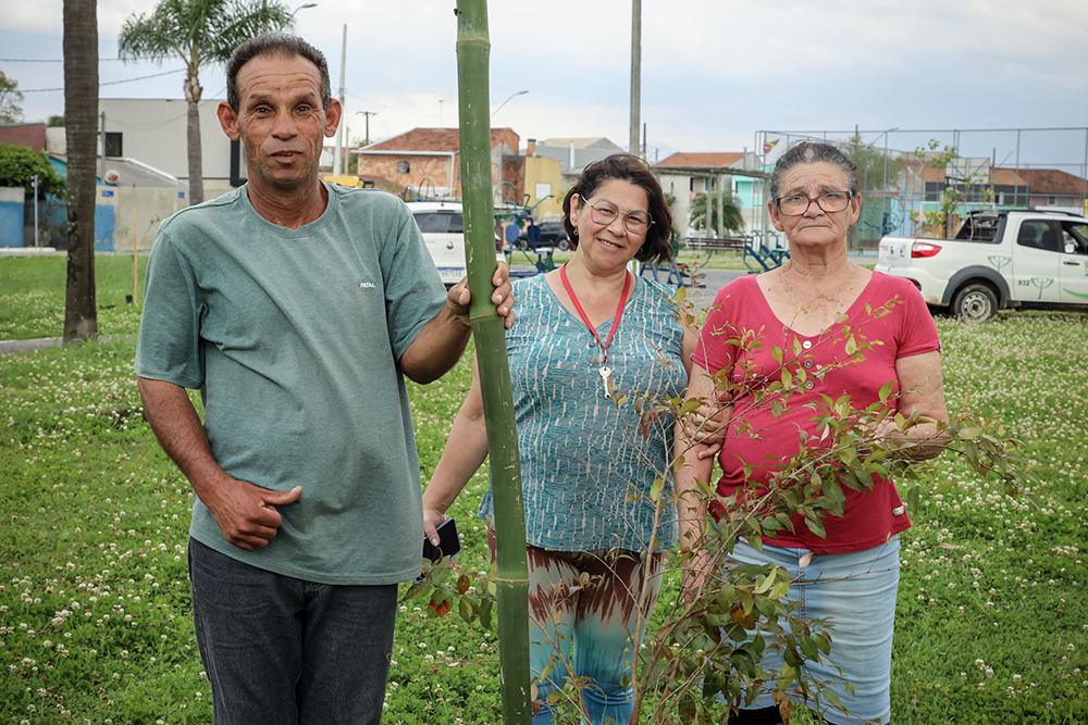 Moradora Dilma Raimunda participa de plantio de muda no Parque Linear do Atuba durante ação da Secretaria Municipal de Meio Ambiente