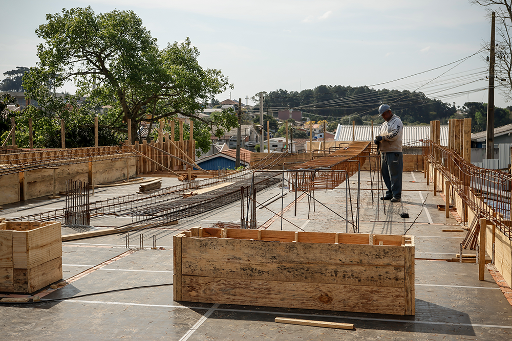 Obras do novo Centro de Artes e Esportes Unificados avançam no bairro Jardim Karla em Pinhais