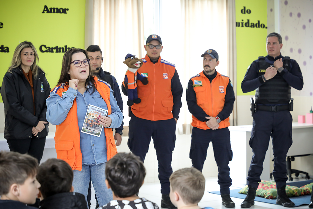 Prefeitura de Pinhais lança projeto de Defesa Civil em Escolas Municipais 1 A solenidade contou com a presença da prefeita Rosa Maria, do vice-prefeito Marcinho, das secretárias de Segurança e Trânsito, Bianca Garcia Neri, de Educação, Rosângela Batista Duarte, e de Governo, Ana Paula Cordeiro Mendes
