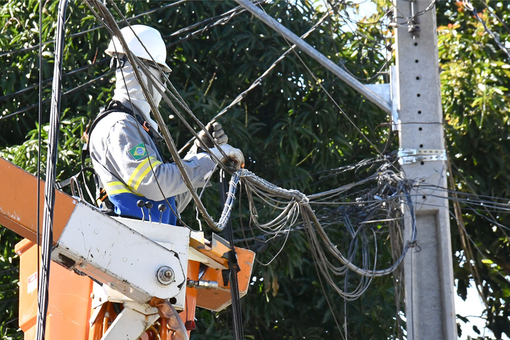 Equipes técnicas realizam a remoção de cabos e fios desativados em postes da rede elétrica