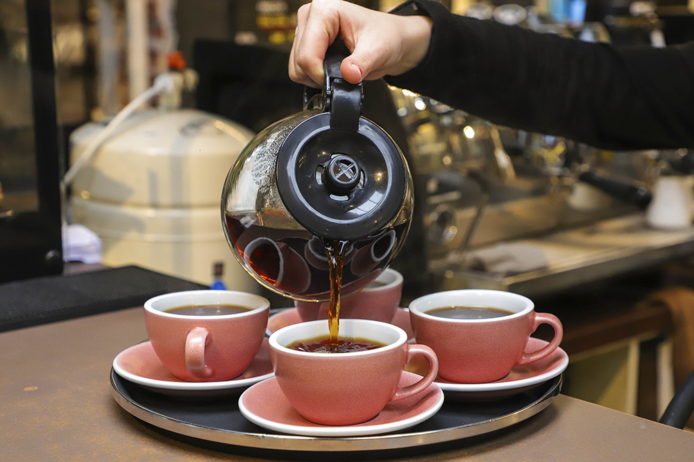 Centro de Curitiba registra boom com 662 novas cafeterias abertas 1 As propostas variam desde formatos rápidos do tipo pague e leve até ambientes pensados para clientes que trabalham em notebooks ou encontram amigos