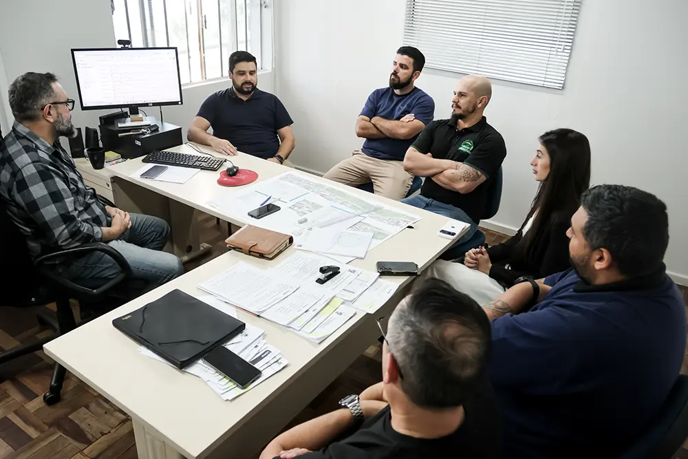 Pinhais vira referência em gestão de frotas com economia de 45% 4 Representantes da administração municipal recebem gestores de Morretes para apresentação de projetos