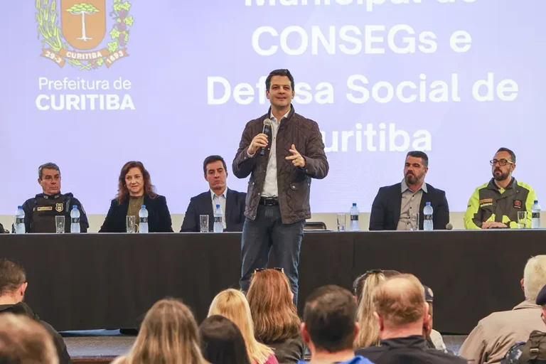 Prefeito Eduardo Pimentel assinou, no Salão de Atos do Parque Barigui, a lei que cria o Conselho Municipal de Segurança Pública e Defesa Social de Curitiba