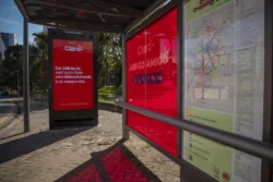 Painéis digitais dos Abrigos Amigos oferecem suporte por videochamada a passageiros no período noturno