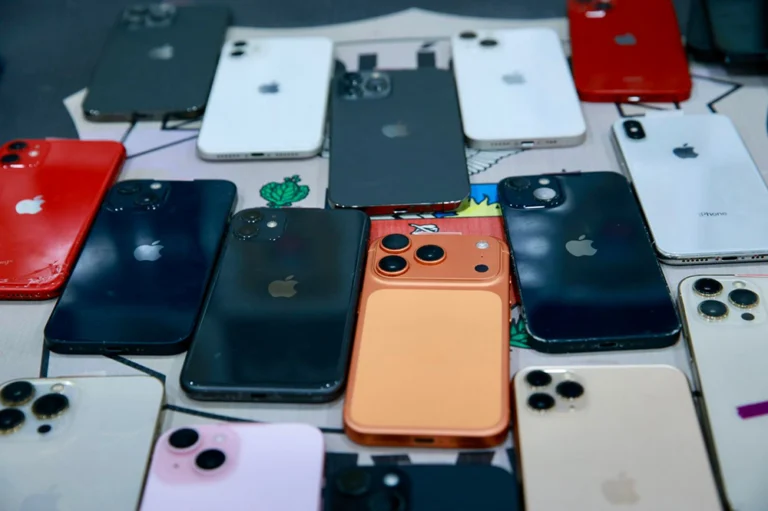 Aparelhos celulares recuperados durante a Ação Integrada Cabo Seguro passam por catalogação e conferência de IMEI na delegacia