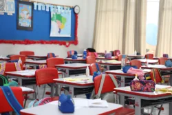 Responsáveis podem cadastrar estudantes na rede municipal de ensino de Pinhais presencialmente ou pela internet