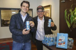 Mestre-cervejeiro Samuel Cavalcanti apresenta a nova bebida batizada como Dr. Samuel - Smurfs & Bodebrown ao prefeito Eduardo Pimentel
