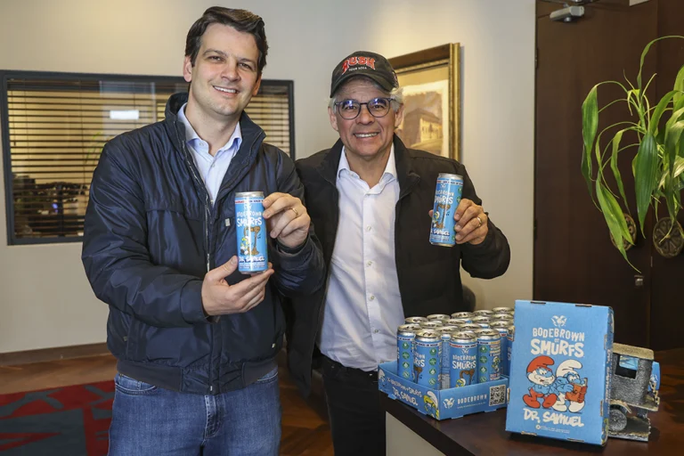 Mestre-cervejeiro Samuel Cavalcanti apresenta a nova bebida batizada como Dr. Samuel - Smurfs & Bodebrown ao prefeito Eduardo Pimentel