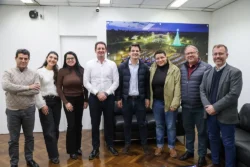 Prefeito Eduardo Pimentel com a diretoria e o presidente da Urbs, Ogeny Pedro Maia Neto