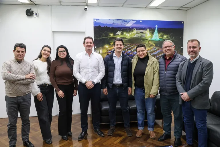 Prefeito Eduardo Pimentel com a diretoria e o presidente da Urbs, Ogeny Pedro Maia Neto