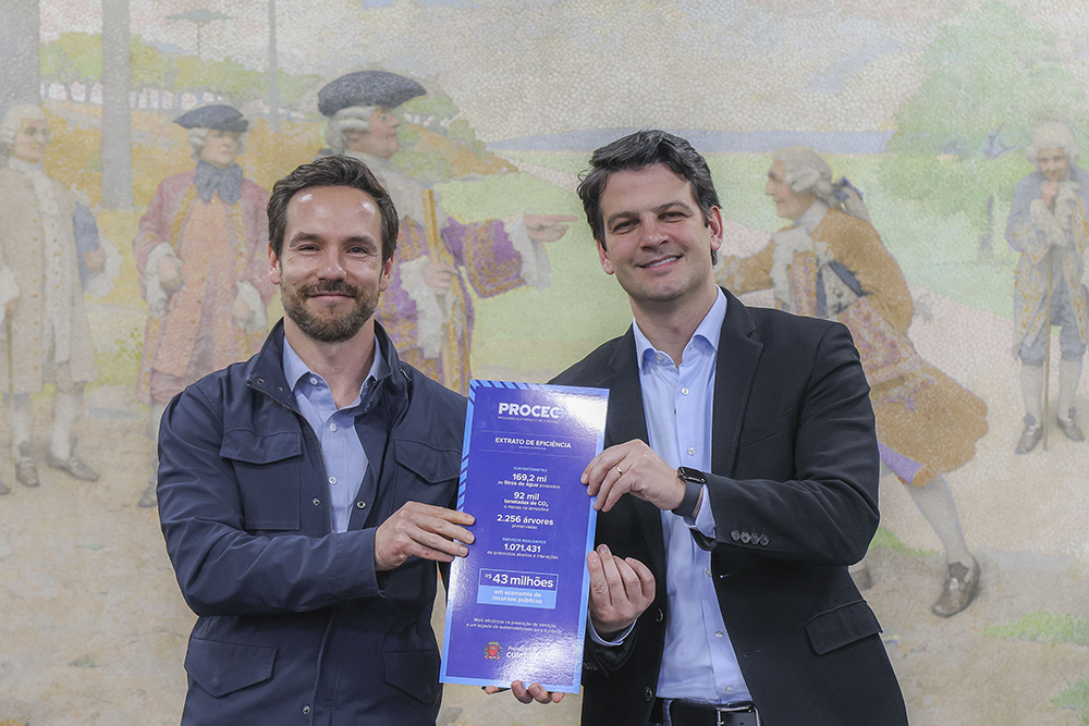 Prefeito Eduardo Pimentel lança novo sistema e economiza R$ 43 milhões 7 Prefeito Eduardo Pimentel com o secretário de Finanças, Vitor Puppi, lança a nova plataforma do Processo Eletrônico de Curitiba (Procec)