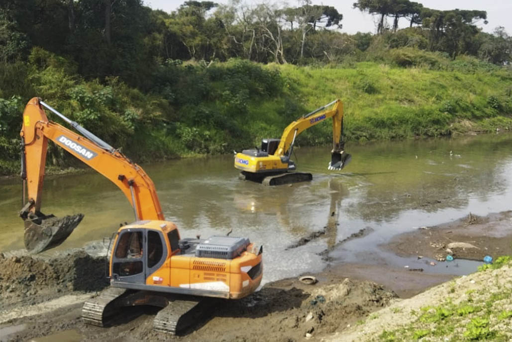 Prefeitura de Curitiba limpa mais de 106 km de rios contra alagamentos 8 Escavadeiras realizam a limpeza e o desassoreamento para ampliar a capacidade de vazão e evitar enchentes