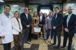 O prefeito Eduardo Pimentel lança o programa +Saúde -Espera ao lado da secretária municipal da Saúde, Tatiane Filipak, e do secretário estadual da Saúde, Cesar Neves, no Hospital do Trabalhador