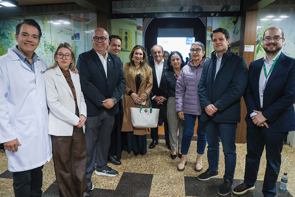 O prefeito Eduardo Pimentel lança o programa +Saúde -Espera ao lado da secretária municipal da Saúde, Tatiane Filipak, e do secretário estadual da Saúde, Cesar Neves, no Hospital do Trabalhador