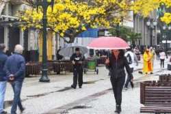 Com o avanço da primavera, a combinação entre calor e maior disponibilidade de umidade favorece a ocorrência de pancadas de chuva e tempestades, principalmente durante as tardes