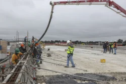 Equipes finalizam a concretagem dos cinco vãos que formam o novo Viaduto Curitiba-Pinhais