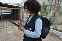 Os profissionais visitam as residências e os comércios em todos os bairros da cidade para eliminar os potenciais criadouros do mosquito Aedes aegypti