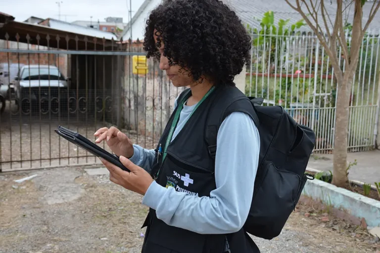 Os profissionais visitam as residências e os comércios em todos os bairros da cidade para eliminar os potenciais criadouros do mosquito Aedes aegypti