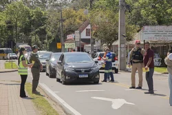 Agentes e educadores abordaram motoristas e motociclistas durante a blitz Desacelere Piraquara, no Centro Histórico