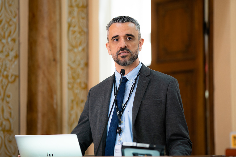 O diretor de Comunicação Social, Diogo Dreyer, apresenta a nova campanha institucional aos vereadores no plenário da Câmara Municipal de Curitiba