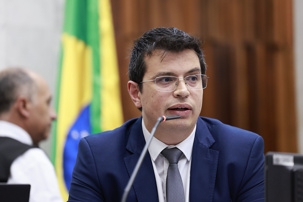 O secretário em exercício Luiz Paulo Budal detalha o balanço fiscal do Paraná durante prestação de contas na Assembleia Legislativa