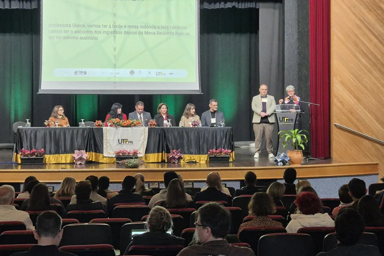 Representantes e pesquisadores participam da abertura do Congresso Internacional de Ensino no campus da UTFPR