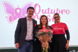 Prefeito Eduardo Pimentel com a primeira-dama Paula Mocellin, e a presidente do ICS, Marina Bueno, participa do lançamento da campanha Outubro Rosa do ICS