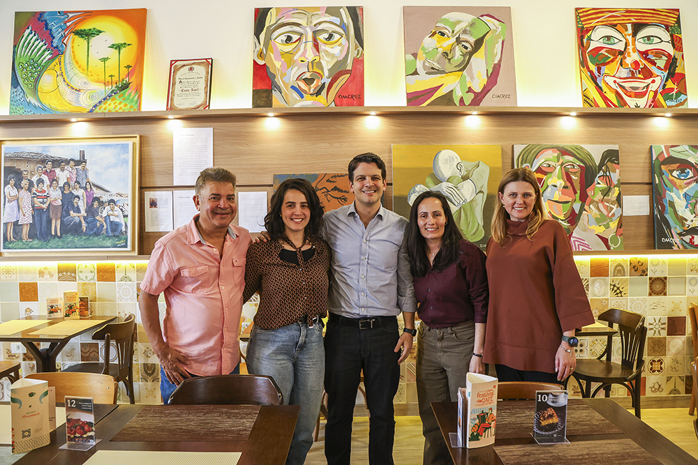 Prefeito Eduardo Pimentel visita o restaurante e café Casa Kurí, sobrado onde cresceu o ex-prefeito e ex-governador Jaime Lerner, no Centro