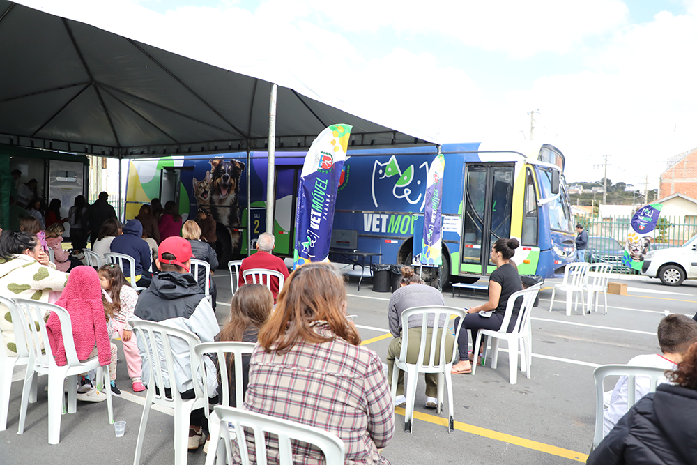 Programa itinerante oferece serviços veterinários gratuitos para a população
