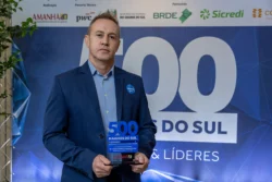 O especialista em Inovação da Sanepar, Charles Carneiro, exibe o troféu de 8ª maior empresa do Paraná
