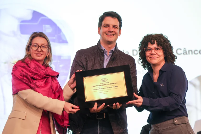 Prefeito Eduardo Pimentel com a secretária da Saúde, Tatiane Filipak, recebe certificado de reconhecimento da Roche Farma Brasil, durante o lançamento da campanha Outubro Rosa e da Jornada Digital do Câncer de Mama