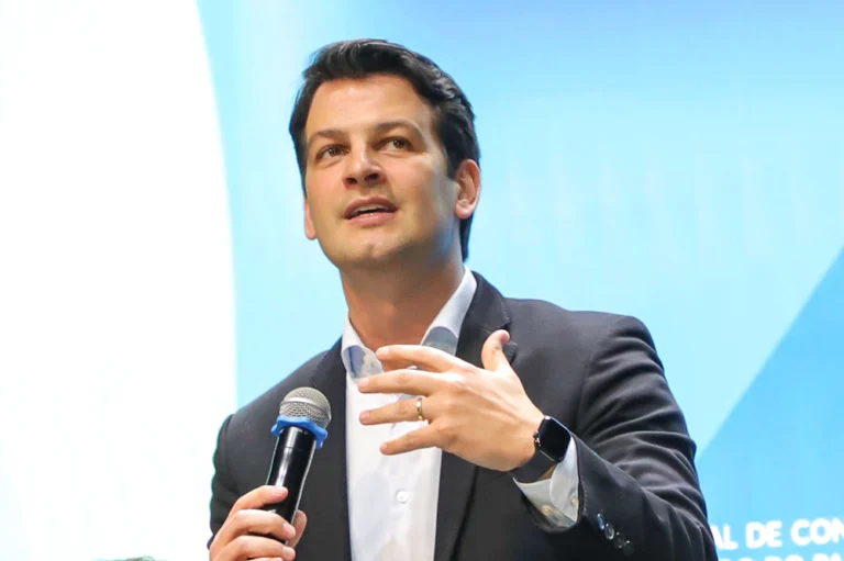 O prefeito Eduardo Pimentel discursou na abertura do seminário Progov