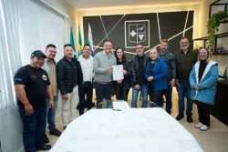 O prefeito Helder Lazarotto assinou o contrato para reforma e ampliação da Escola Municipal Cristóvão Colombo