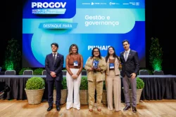 A prefeita Rosa Maria recebeu o troféu do Prêmio ProGov 2026 ao lado da secretária Ana Paula, da controladora-geral Keren Letícia, do presidente do TCE-PR, conselheiro Ivens Linhares, e do coordenador Eduardo Schnorr