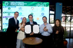 Assinatura do decreto do Orçamento Climático C40 contou com a presença do prefeito Eduardo Pimentel e de Secretários e Administradores Regionais de Curitiba. A implantação do modelo ocorrerá em fases, entre 2026 e 2030