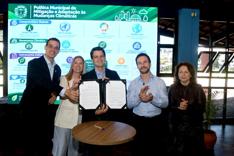 Assinatura do decreto do Orçamento Climático C40 contou com a presença do prefeito Eduardo Pimentel e de Secretários e Administradores Regionais de Curitiba. A implantação do modelo ocorrerá em fases, entre 2026 e 2030