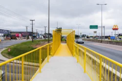 Passarela na Avenida César Carelli passou por obras de reforço e recupera a acessibilidade de pedestres no bairro Iguaçu