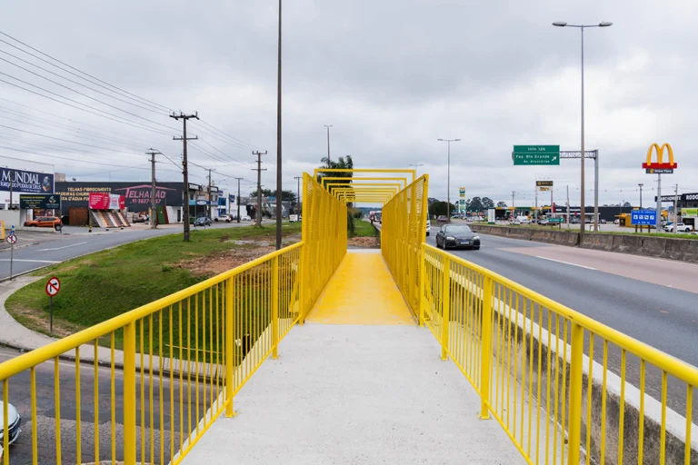 Passarela na Avenida César Carelli passou por obras de reforço e recupera a acessibilidade de pedestres no bairro Iguaçu