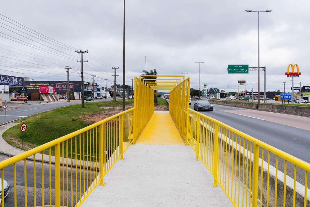 Passarela na Avenida César Carelli passou por obras de reforço e recupera a acessibilidade de pedestres no bairro Iguaçu