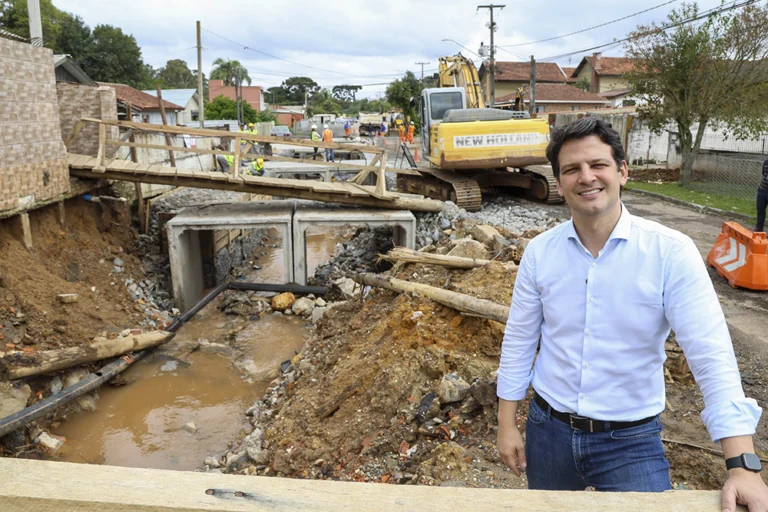 Eduardo Pimentel vistoria a contenção da margem do Rio Cascatinha, no bairro Santa Felicidade